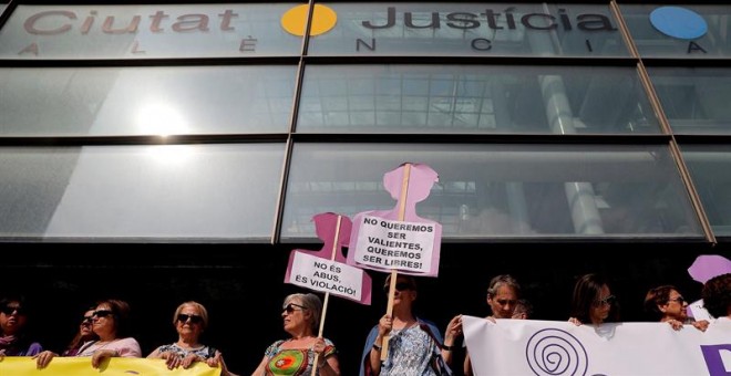 El Movimiento Feminista de Valencia se concentra para exigir al Tribunal Supremo que revoque la sentencia a la manada. EFE