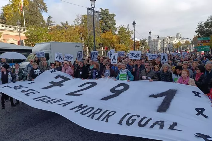 Unas 10.000 personas se manifiestan en Madrid por una Ley de Residencias estatal y al grito de 'Ayuso dimisión'