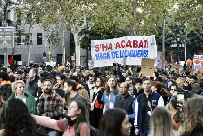 Una marea humana se manifiesta en Barcelona para exigir una rebaja de los alquileres