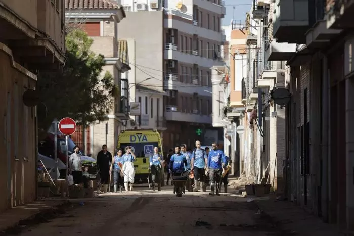 Muere un operario al derrumbarse un porche en el colegio Luis Vives de Massanassa