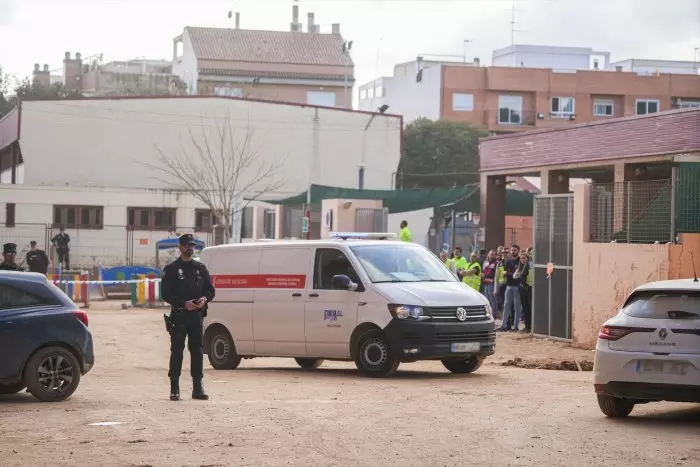 Vecinos de Massanassa critican haber recibido autorización para volver a sus casas pese al mal estado del edificio