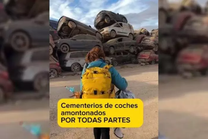 Cementerios de coches y bajos reventados: una fotógrafa retrata la 'normalidad' de Catarroja a cuatro semanas de la DANA