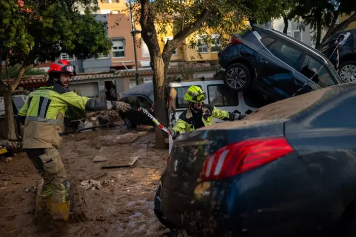 Los bomberos se rebelan tras la DANA: 'La gente pedía ayuda por la tele y no podíamos hacer nada'