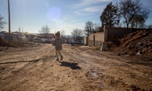 Una niña camina por la Cañada Real, en una imagen de archivo tomada el 31 de diciembre de 2021, en Madrid