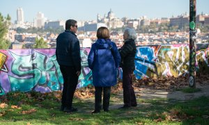 Varios vecinos contemplan las vistas de Madrid donde el Ayuntamiento planea construir varias torres de viviendas y cerca de 2.000 plazas de garaje.