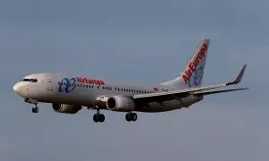 Un avión de Air Europa, en la maniobra de aterrizaj en el aeropuerto de Riga (Letonia). REUTERS/Ints Kalnins