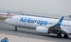 Foto de archivo de un avión de la aerolínea AirEuropa en el aeropuerto Adolfo Suárez Madrid-Barajas, a 2 de enero de 2024, en Madrid.