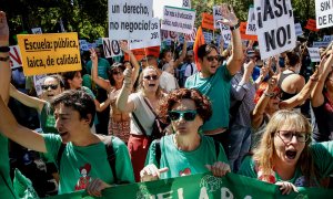 Multitud de personas, con pancartas y carteles reivindicativos durante una manifestación por los derechos de la educación pública en la Comunidad de Madrid, a 10 de septiembre de 2022, en Madrid (España). Imagen de archivo.