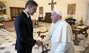 El presidente del Gobierno, Pedro Sánchez (i), es recibido en audiencia por el Papa Francisco (d), en la Biblioteca Apostólica del Vaticano, a 11 de octubre de 2024, en Ciudad del Vaticano (Ciudad del Vaticano).