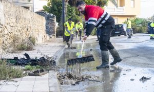 Labores de limpieza en Chauchina (Granada) este lunes 18 de noviembre de 2024.