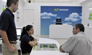 Un cliente es atendido en una tienda de la compañía Movistar, en una imagen de archivo. EFE/Jeffrey Arguedas