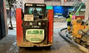 Maquinaria limpiando las calles afectadas por la DANA en Catarroja.