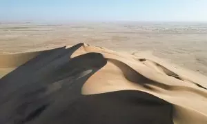 Vista aérea de la Duna 7 y el desierto al fondo en Walvis Bay (Namibia). REUTERS/Shafiek Tassiem