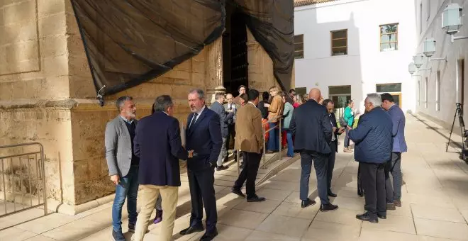 Choque y tensión en el Parlamento de Andalucía por los contratos de emergencia sanitarios del Gobierno de Moreno Bonilla