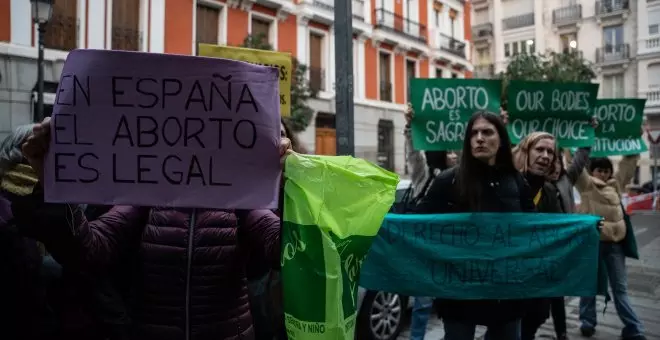 Feministas protestan junto al Senado por la cumbre contra el aborto