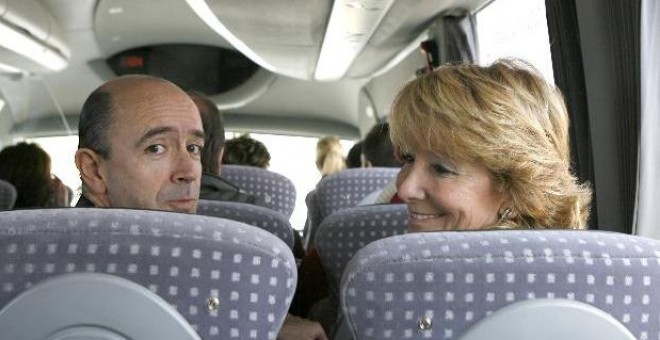 La presidenta de la Comunidad, Esperanza Aguirre, y el consejero de Sanidad, Manuel Lamela, se dirigen en autobús a la inauguración del centro de salud del Ensanche de Vallecas en marzo pasado.