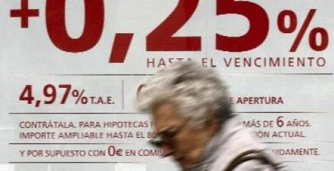 En la imagen, una oficina bancaria ofrece un producto financiero para las hipotecas.