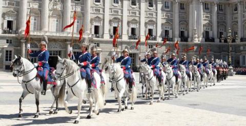 Escolta de alabarderos de la Guardia Real. GUARDIA REAL