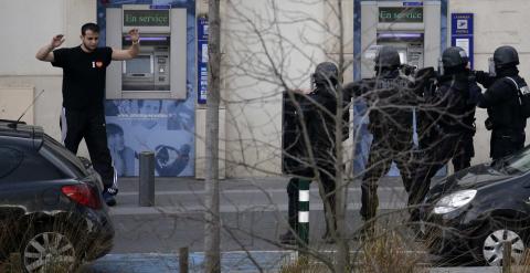 Momento en el que el secuestrador se entrega a la Policía. - REUTERS