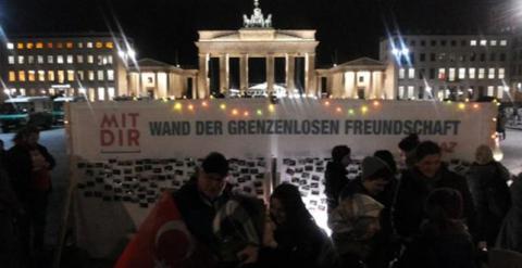 Manifestantes contra Pegida frente a la Puerta de Brandeburgo