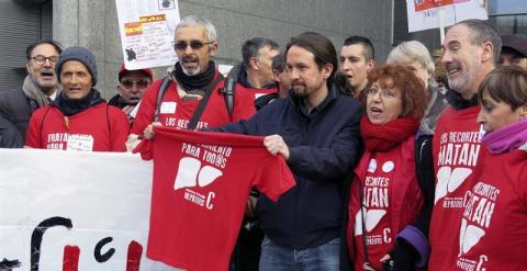 El secretario general de Podemos, Pablo Iglesias, durante la concentración que representantes de la Plataforma de Afectados por la Hepatitis C