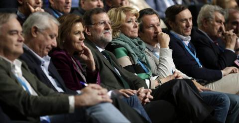 De izq. a dcha:  Esteban González Pons, Javier Arenas, María Dolores de Cospedal, Mariano Rajoy, Esperanza Aguirre, Carlos Floriano, Rafael Hernando, y Jesús Posada, atienden a las intervenciones durante la segunda jornada de la convención nacional del PP