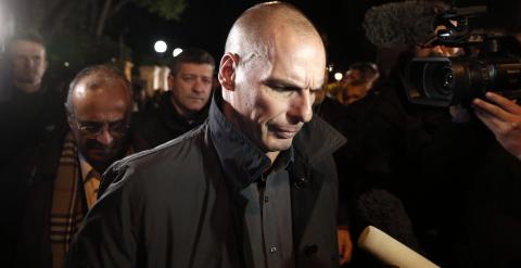 El nuevo ministro de Finanzas griego, Yanis Varufakis, atiende a los periodistas a la salida de la ceremonia oficial de juramento de los nuevos miembros del Gobierno griego. REUTERS/Alkis Konstantinidis