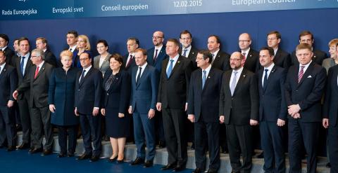 Fotografía de familia de los asistentes a la primera cumbre del año de los Jefes de Estado y de Gobierno de la Unión Europea, celebrada hoy en Bruselas. /Horst Wagner