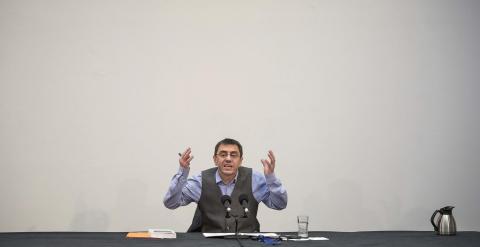 El número tres de Podemos, Juan Carlos Monedero, durante la rueda de prensa que ha ofrecido hoy en Madrid, en la que ha presentado la factura de los trabajos de consultoría para varios países latinoamericanos por los que cobró 425.000 euros a través de u