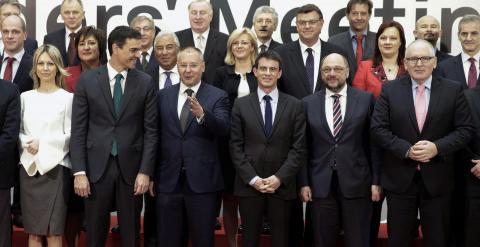 Foto de familia de los líderes socialdemócratas europeos reunidos en Madrid. En la primera fila,el secretario general del PSOE, Pedro Sánchez, el presidente del Partido de los Socialistas Europeos (PSE), Sergei Stanishev, el primer ministro de Francia, Ma