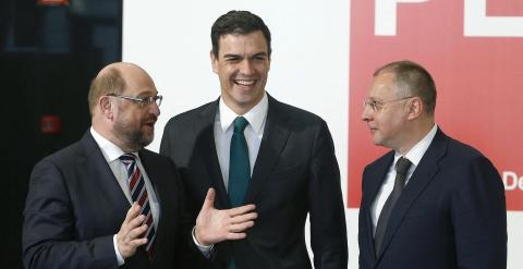 El secretario general del PSOE, Pedro Sánchez, junto al presidente del Partido de los Socialistas Europeos (PSE), Sergei Stanishev, y el presidente del Parlamento Europeo, Martin Schultz, al inicio de la cumbre de líderes socialdemócratas en Madrid. EFE/P