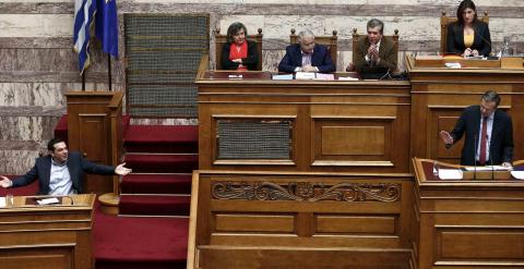 El primer ministro griego, Alexis Tsipras, reacciona ante la intervención en el Parlamento heleno del líder de la oposición, Antonis Samaras, del conservador Nueva emocracia. REUTERS/Alkis Konstantinidis