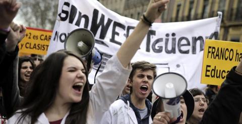 Cientos de estudiantes durante la manifestación que han iniciado poco antes de las 12:30 horas en Madrid bajo el lema 'Abajo el decreto 3. Hijo del obrero a la universidad' para mostrar su rechazo a los grados de tres años y a la política educativa del Go