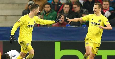 Vietto celebra con Cheryshev uno de sus goles. EFE/KRUGFOTO