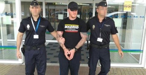 Shane Wallford, escoltado por agentes de Policía.