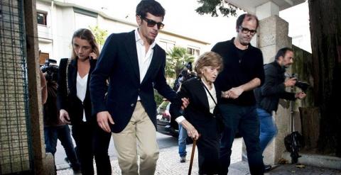 Maria Isabel Brandao (C), viuda del cineasta portugués Manoel de Oliveira, junto a su nieto, Jorge Trepa (i), llegan para las ceremonia fúnebre hoy, jueves 2 de abril de 2015, en Oporto, Portugal. Los restos de Manoel de Oliveira, que falleció hoy a los 1