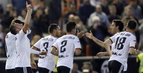 Alcácer celebra su gol al Levante con sus compañeros. EFE/Juan Carlos Cárdenas