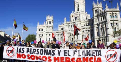 Cabecera de la manifestación contra el TTIP en Madrid a su paso por Cibeles, sede del Ayuntamiento. A.L.M.