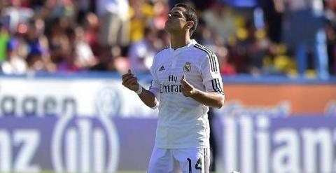 Chicharito Hernández reza antes de un partido en el Bernabéu.