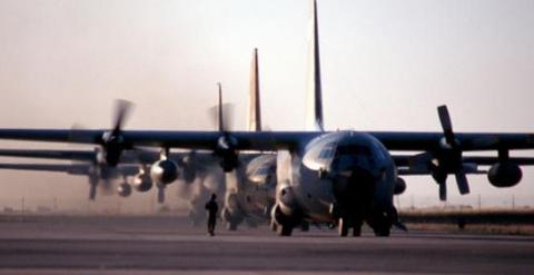 Aviones 'Hércules' preparados para despegar. EA