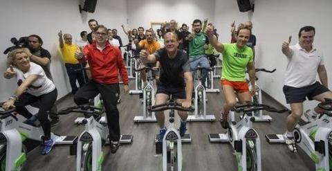 José Antonio Monago haciendo 'spinning' y dando un mitin en un gimnasio de Extremadura.