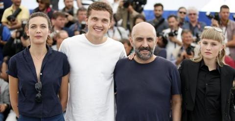 El director de cine francoargentino Gaspar Noé (2º dcha) y los actores Aomi Muyock (izq), Karl Glusman (2º izq) y Klara Kristin posan para los fotógrafos. /EFE