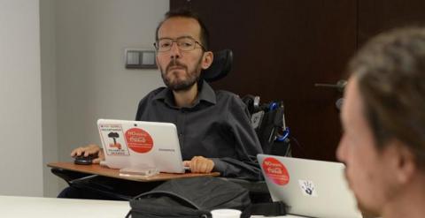 El líder de Podemos en Aragón, Pablo Echenique, escucha a Pablo Iglesias, duirante la reunión con los líderes regionales de la formación para debatir la estrategia de pactos tras el 24-M.