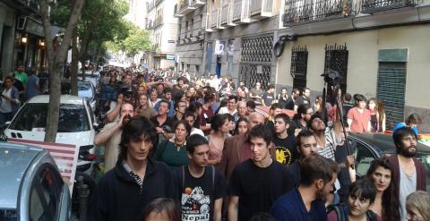 Manifestantes andando por las calles de Malasaña / A.I