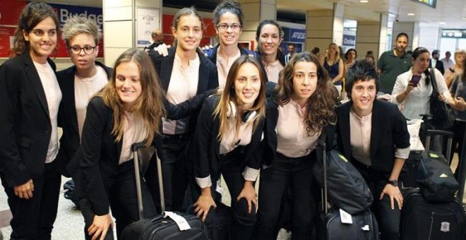 Las jugadoras de la selección española de fútbol a su llegada al aeropuerto Adolfo Suárez Madrid-Barajas, tras su participación en el Mundial de Canadá. /EFE