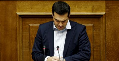 El primer ministro griego, Alexis Tsipras, consulta su reloj. REUTERS