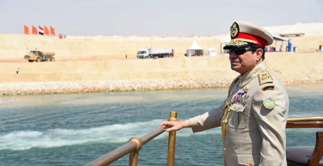 El presidente de Egipto, Abdel Fatah al Sisi, inaugurando este jueves en la ciudad de Ismailiya el nuevo canal de Suez / REUTERS