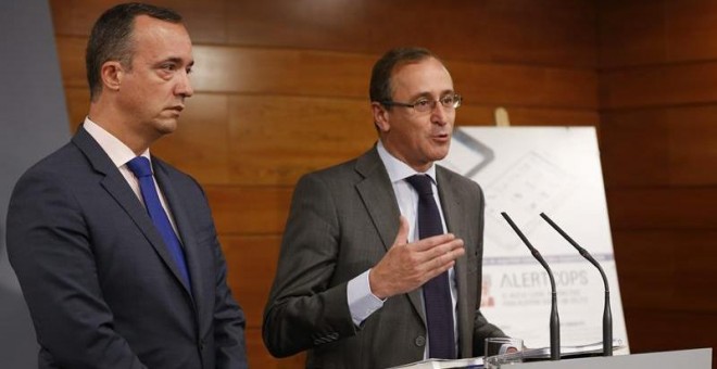 El ministro de Sanidad, Asuntos Sociales e Igualdad, Alfonso Alonso,acompañado por el secretario de Estado de Seguridad, Francisco Martínez, durante su comparecencia hoy en el palacio de La Moncloa. EFE