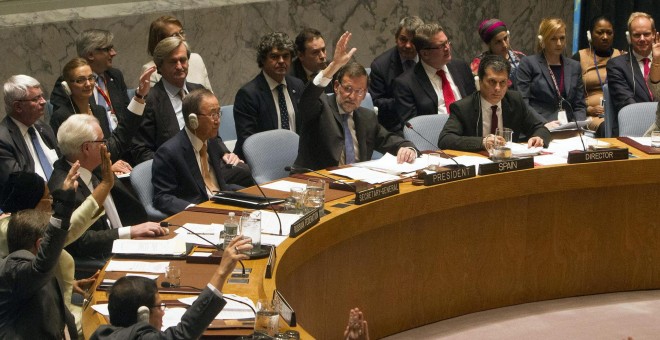 El presidente del Gobierno, Mariano Rajoy (c-fondo), junto al secretario general de la ONU, Ban Ki-moon (c-i-fondo), entre otros, en las votaciones para la aprobación de una nueva resolución (la 2242) sobre la situación de la mujer en países que viven sit