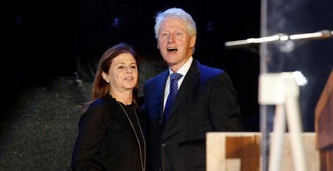 Clinton y la hija de Isaac Rabin, Dalia, en el acto en el que se recordó al político israelí asesinado. / EFE